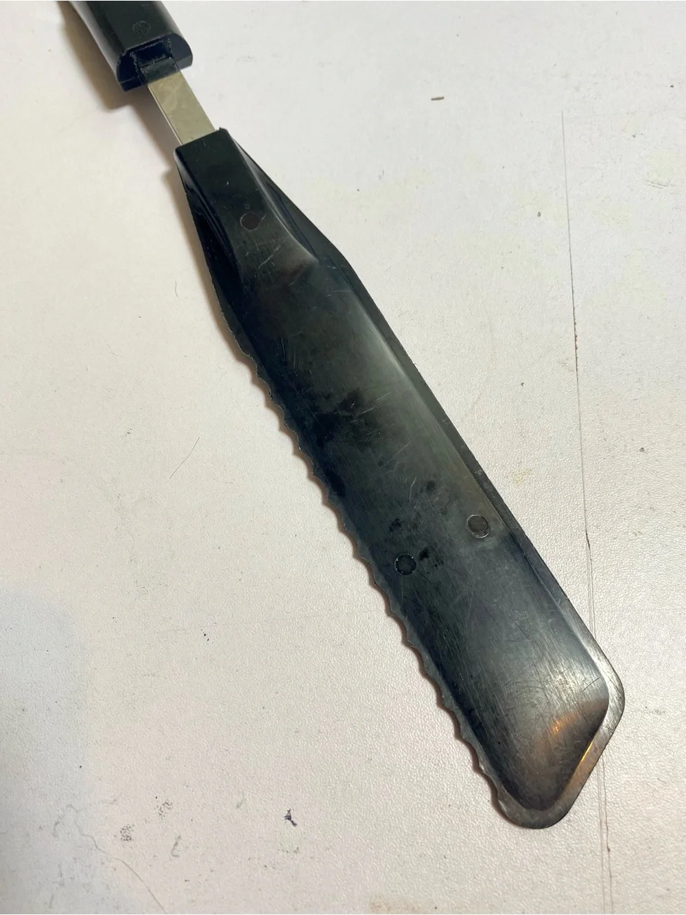 Bonny black serrated